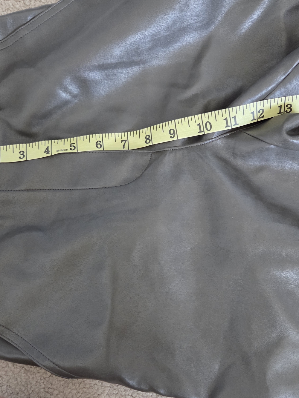 Aritzia WILFRED Gray Faux Leather Modern Cargo Pants Size 2 - Picture 4 of 8